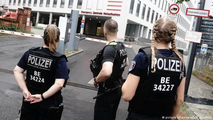 Полицейские, охраняющие больницу Шарите в Берлине