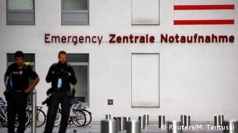 Αστυνομικοί έξω από το νοσοκομείο Charité του Βερολίνου, όπου νοσηλεύεται ο Ναβάλνι