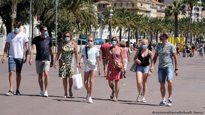  Coronavirus, people wearing masks in Nizza, France (picture-alliance/Xinhua/S. Haouzi)