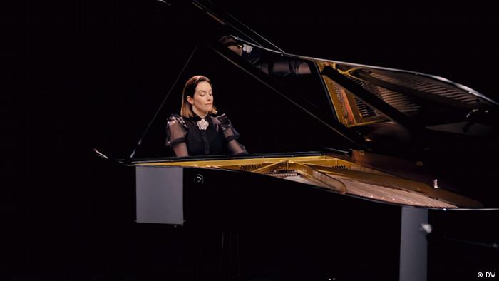 A maestrina mexicana Alondra de la Parra sentada ao piano