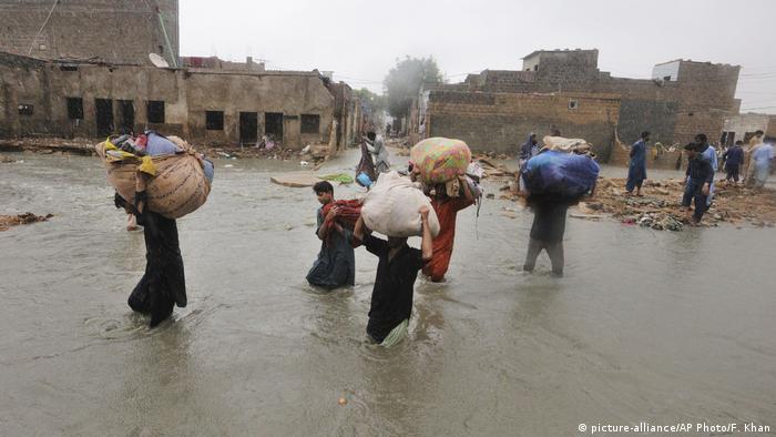 Pakistan Karachi | Flooding after heavy rainfall (picture-alliance/AP Photo/F. Khan)