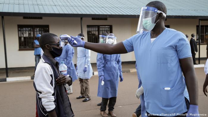 Burundian refugees getting temperature checked for coronavirus (picture-alliance/AP Photo/B. Mugiraneza)