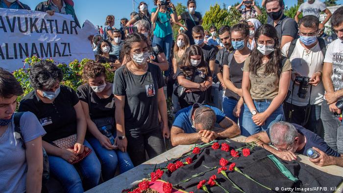 Türkei Begräbnis von Ebru Timtik (Getty Images/AFP/B. Kilic)