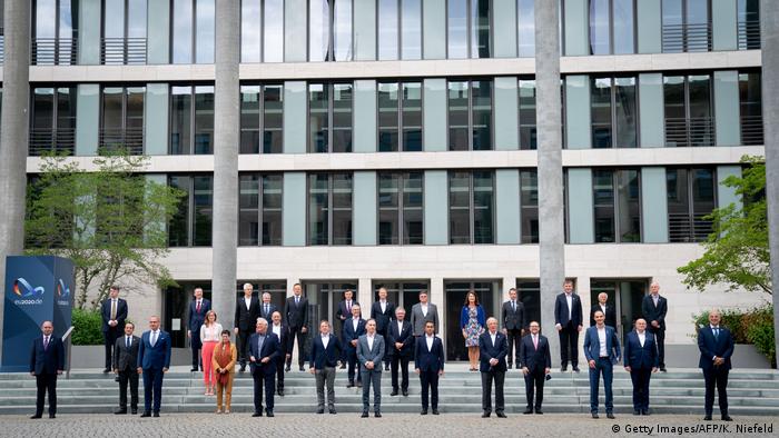 Deutschland Berlin | Treffen EU-Außenminister | Gruppenbild (Getty Images/AFP/K. Niefeld)