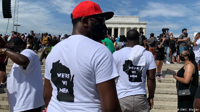Manifestantes junto al Memorial a Lincoln con camisetas en las que se lee We're WI men.
USA | movimiento antirraciesta en Washington (DW/C. Bleiker)