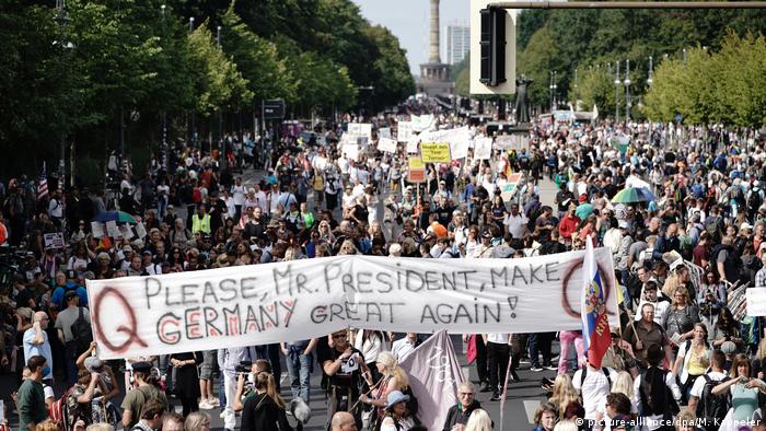 Por favor, Sr. presidente, vuelva a hacer Alemania grande de nuevo, piden los manifestantes de Berlín en este cartel, que emula el eslogan de Donald Trump. Manifestación contra las medidas ante el coronavirus en Berlín. (picture-alliance/dpa/M. Kappeler)