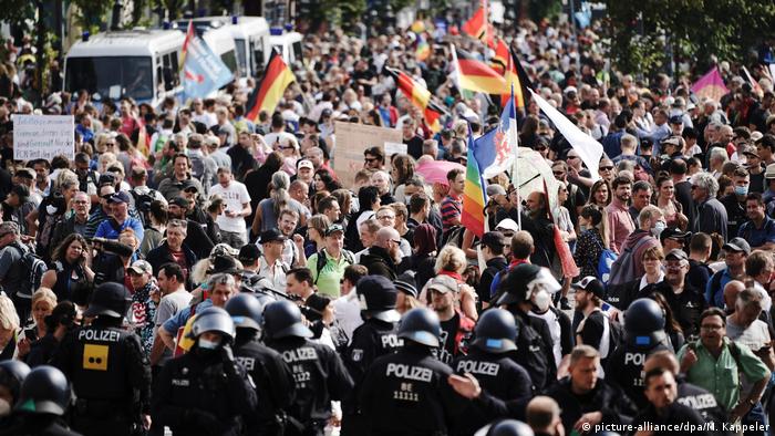 Deutschland Berlin Protest gegen Corona-Maßnahmen (picture-alliance/dpa/M. Kappeler)