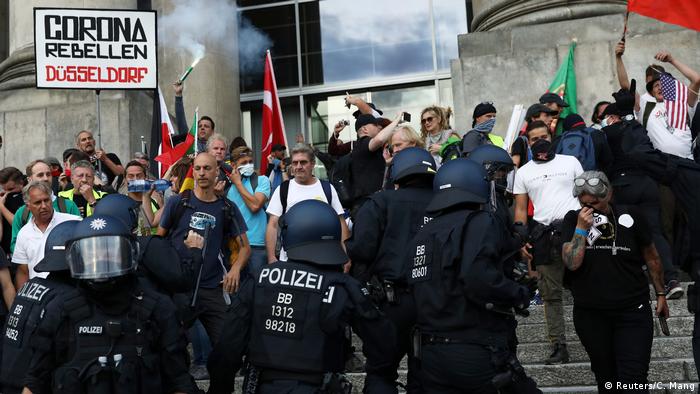 Polícia intervém após grupo invadir área restrita do Reichstag