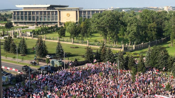 Belarus Protestmarsch vor dem Präsidentenpalast in Minsk (DW / A. Boguslawskaja)