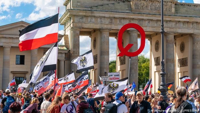 Far-right flags waved at Berlin anti-coronavirus protests (picture-alliance/SULUPRESS/MV)