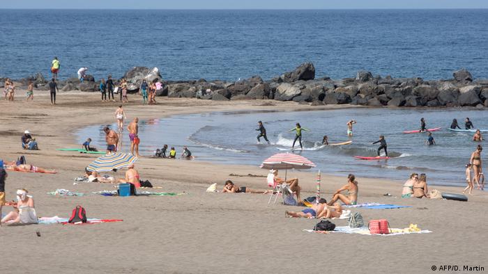Spain | people on a beach on the Canary Island of Tenerife (AFP/D. Martin)