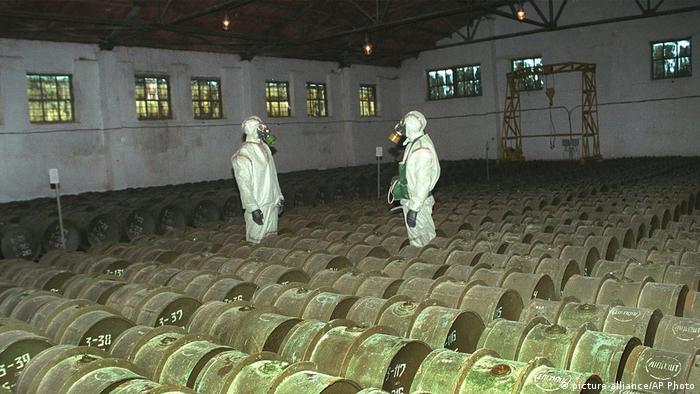 Солдаты проверяют сохранность металлических контейнеров с токсичными агентами