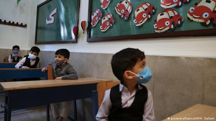 Iran I Wiedereröffnung der Schulen (picture-alliance/AP/V. Salemi)