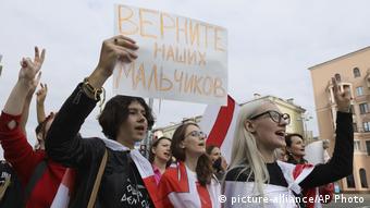 Верните наших мальчиков, - требуют белорусские студентки