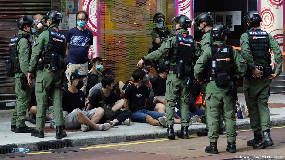香港民眾在網上發起九龍游行，港警派出上千名警力到場鎮守，最終有289人遭逮捕。