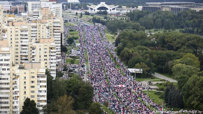 Más de 100 mil personas salieron a protestar en Minsk, este 6 de septiembre, segúnla agencia de prensa afp