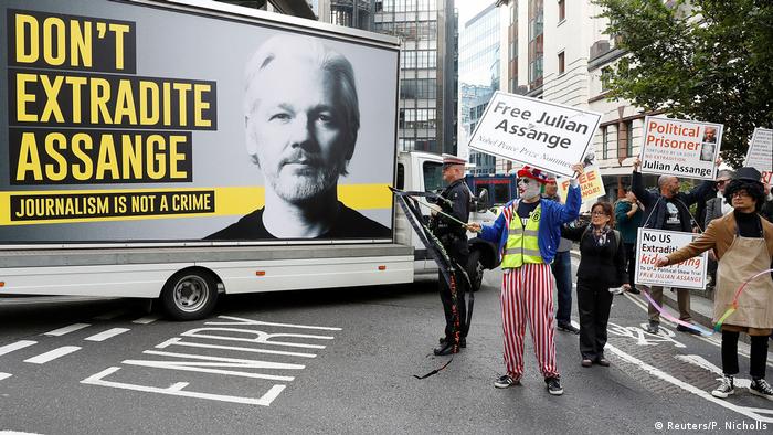 Manifestantes que exigen la liberación del australiano Julian Assange.