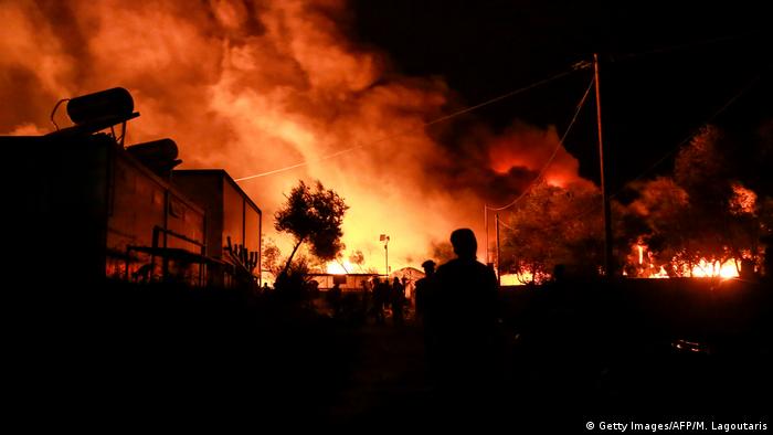 Fire burns at the Greek refugee camp Moria (Getty Images/AFP/M. Lagoutaris)