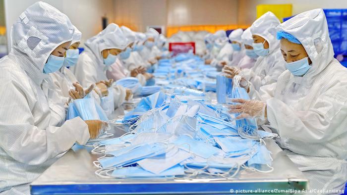 China Heibei | Coronavirus | Produktion von Masken (picture-alliance/Zuma/Sipa Asia/Caojianxiong)