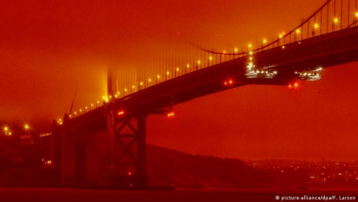 Un cielo anaranjado sobre el emblemático puente Golden Gate, en San Francisco, afectada por el humo de los incendios forestales sobre la costa oeste de Estados Unidos (09.09.2020). 