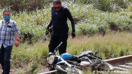 Agentes junto a la motocicleta del periodista Julio Valdivia, asesinado en Tezonapa, Veracruz, México, el 9 de septiembre de 2020.