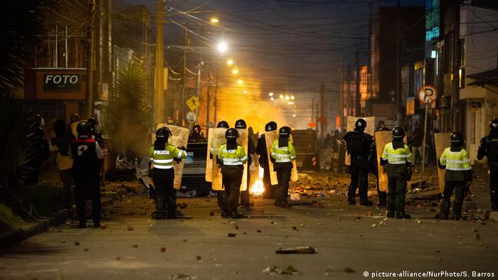 Demonstrators confront the police in Colombia (picture-alliance/NurPhoto/S. Barros)