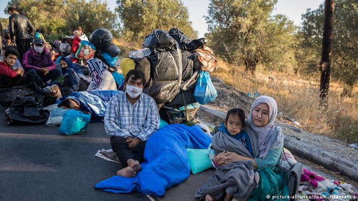 Griechenland Lesbos | Brand in Flüchtlingslager Moria | Asylsuchende (picture-alliance/dpa/K. Ntantamis)