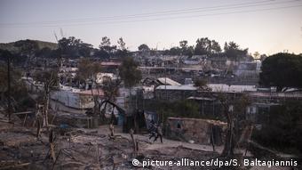 Griechenland Lesbos | Brand in Flüchtlingslager Moria | Asylsuchende (picture-alliance/dpa/S. Baltagiannis)