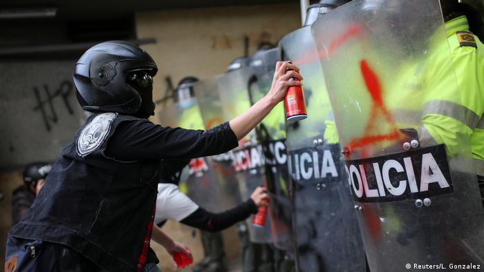 Foto de persona que protesta contra la policía en Colombia