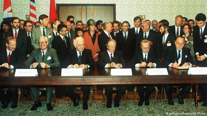 Sowjetunion 1990 | Unterzeichnung Zwei-plus-Vier-Vertrag (picture-alliance/AP Photo)