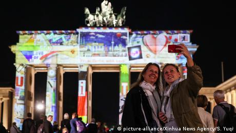 Los lugares emblemáticos de Berlín son el corazón del festival. Para que el público no se detenga demasiado y no se formen aglomeraciones, no se han hecho grandes instalaciones este año. Incluso si se detiene demasiada gente simultáneamente, las luces se apagan brevemente hasta que los grupos de visitantes se dispersen y la multitud se reduzca.