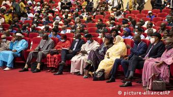 Les délégués lors des assises de Bamako le 10 septembre 2020 / Les militaires s’appuient désormais sur la charte de la transition adoptée par les assises (picture-alliance/AP)