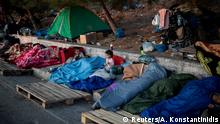 Refugiados viviendo a un costado de la calle, en Lesbos.