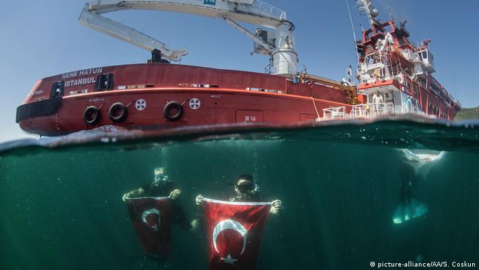 Türkei Taucher vor dem Notfallschiff Nene Hatun (picture-alliance/AA/S. Coskun)