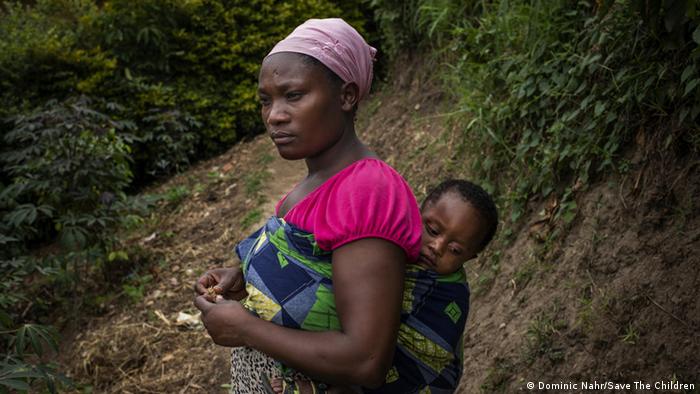 Vanessa Ntakirutimana from Rwanda carrying her one and a half year old son on her back (Dominic Nahr/Save The Children)