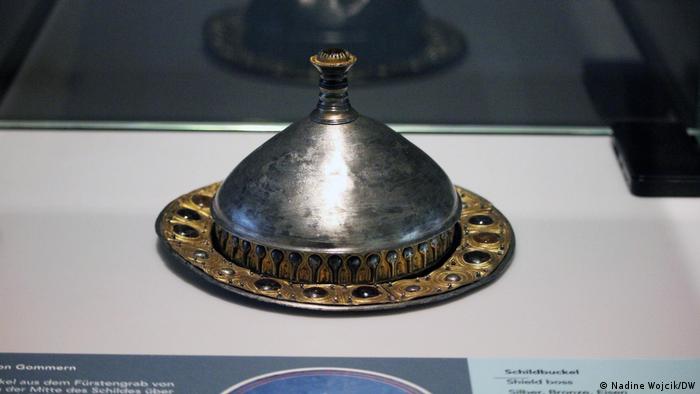 Taça antiga de prata de cabeça para baixo presa em uma bandeja