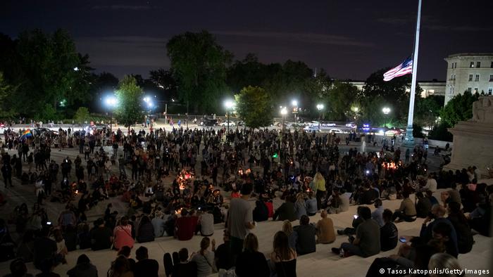 Ginsburg'un ölümünün ardından Washington'da yüzlerce kişi toplandı
