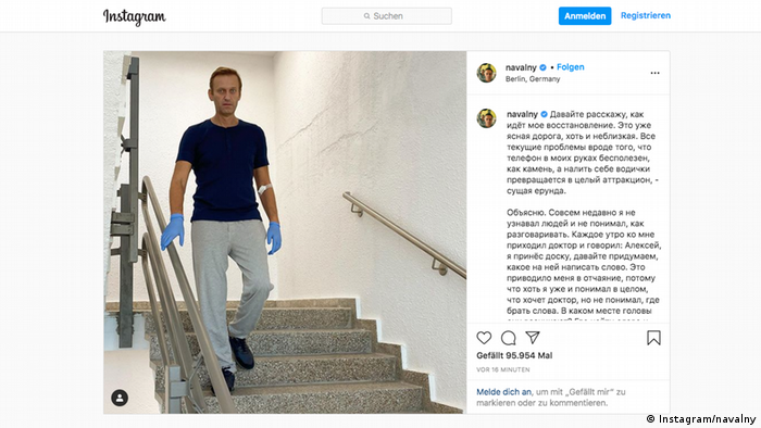 Навальный спускается по лестнице в клинике Шарите