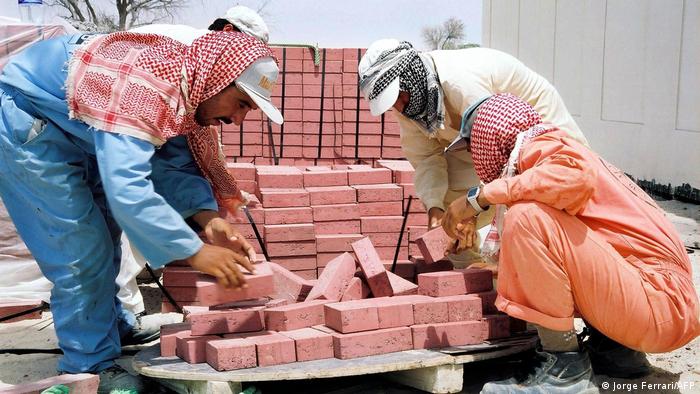 عمال عرب في إمارة دبي يعملون في قطاع البناء