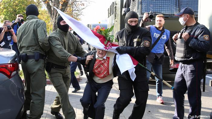 Belarus Frauen-Demo in Minsk | Festnahmen (Tut.By/Reuters)