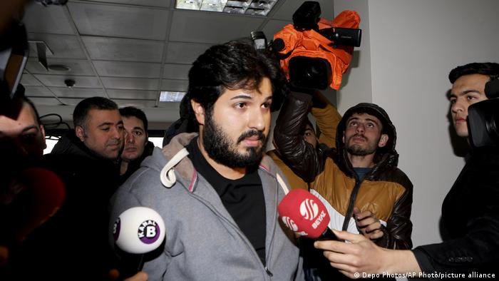 Reza Zarrab inside a US court surrounded by journalists and microphones