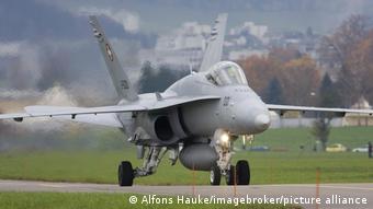Ελβετικό πολεμικό αεροσκάφος σε στρατιωτική βάση στη Λουκέρνη