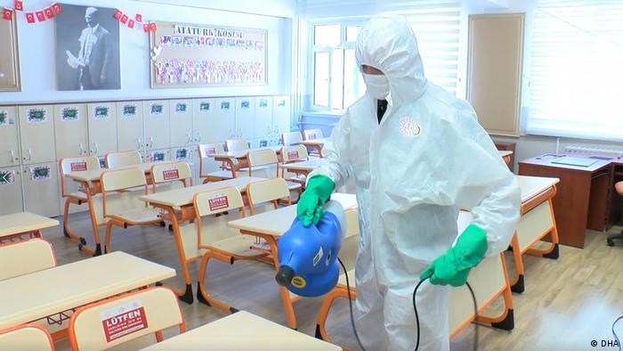 Sınıflar dezenfekte edilerek, öğrenciler için hazırlandı