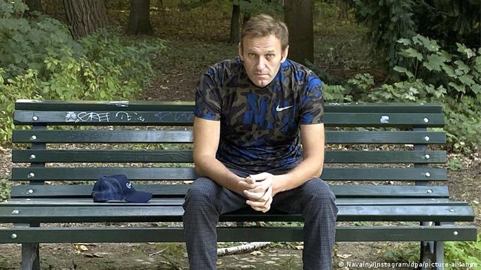 Алексей Навальный сидит в парке на скамейке, 23 сентября