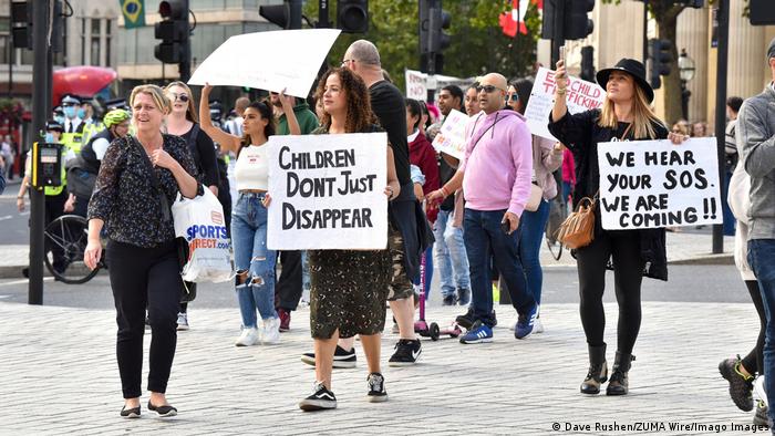 QAnon demonstration in London as a protest against child abuse (Dave Rushen/ZUMA Wire/Imago Images)