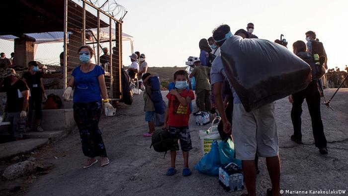 People in new refugee camp on Lesbos (Marianna Karakoulaki/DW)