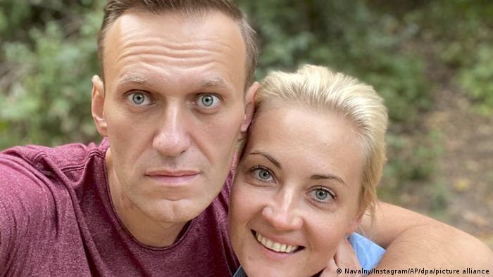 Алексей Навальный с супругой после выписки изерлинской клиники Шарите