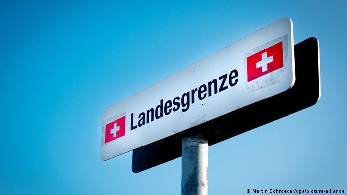 A Swiss border sign (Martin Schroeder/dpa/picture-alliance)