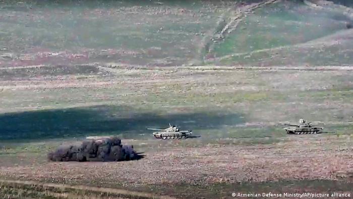 Imagem disponibilizada por Ministério da Defesa armênio mostra destruição de tanque azerbaijano