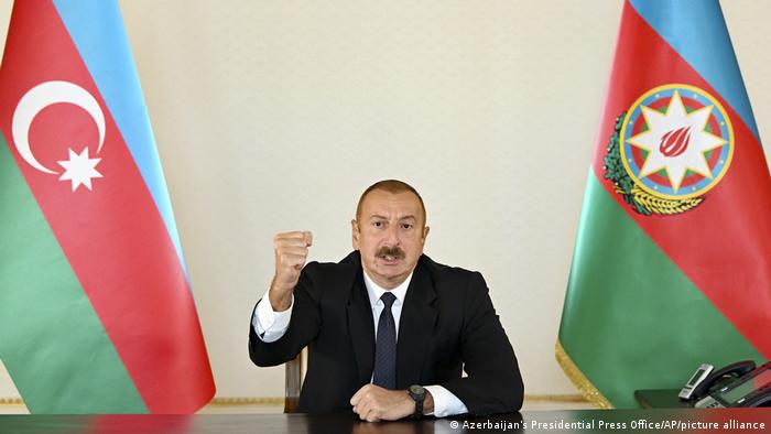 الرئيس الأذربيجاني إلهام علييف متحدثا في بداية النزاع في كاراباخ الأحد (27 سبتمبر 2020)